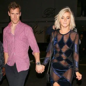 Julianne Hough nøgen brystvorte