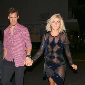 Julianne Hough nøgne brystvorter