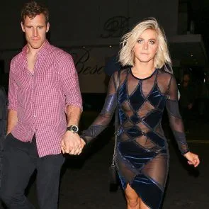 Julianne Hough nøgen brystvorte