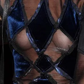 Julianne Hough sexet og nøgen brystvorte