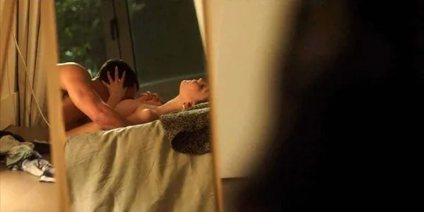 Ester Exposito nago na łóżku