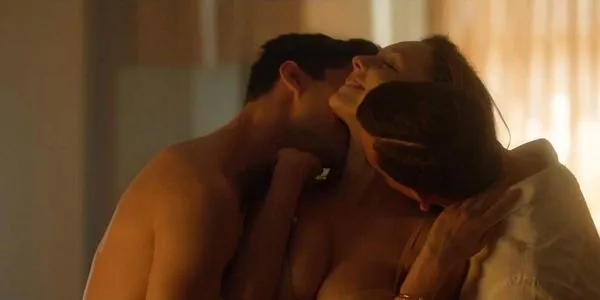 dwóch facetów kochających się z dziewczyną z elity