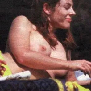 Elizabeth Hurley topless zonnen