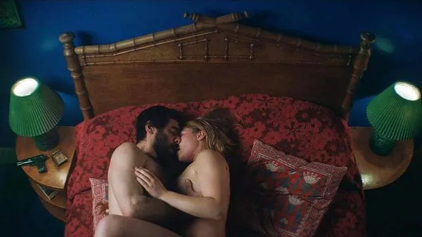 Florence Pugh sexo en topless