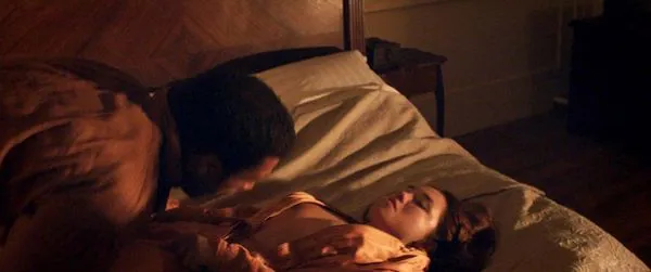 Florence Pugh escena de sexo en topless