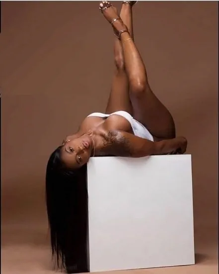 Buah dada dan kaki bogel Kash Doll