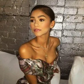 Zendaya kuumad alasti õlad