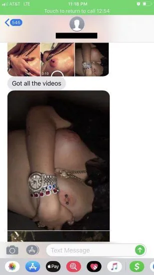 חיוך סקסי בעירום של בלה ת'ורן