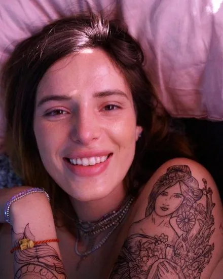 בלה ת'ורן עירומה במיטה מאחור