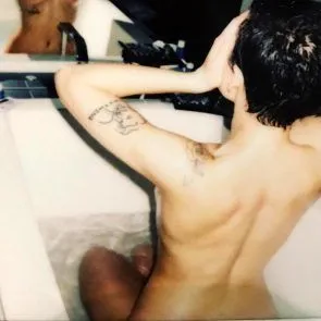 Halsey topless i badkaret
