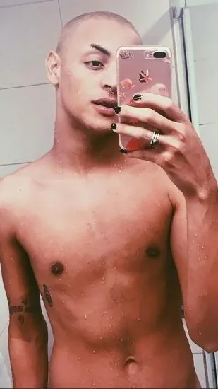 Pabllo Vittar mellbimbók
