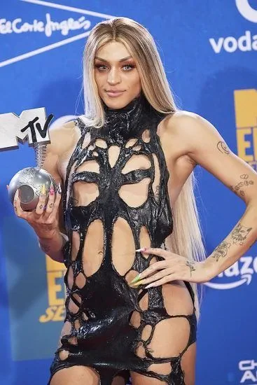 Pabllo Vittar meztelenül a nyilvánosság előtt