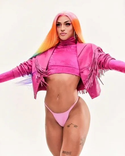 Pabllo Vittar meztelen gyomorral