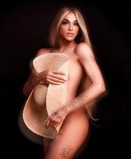 Pabllo Vittar teljesen meztelen