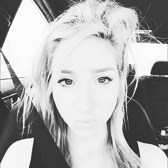 Xe ô tô màu hồng lấp lánh selfie