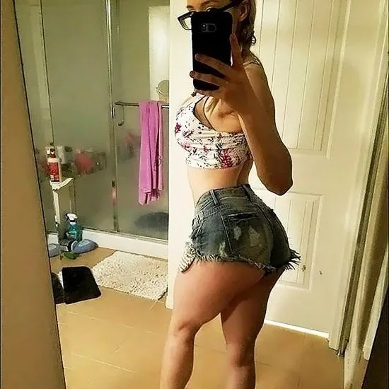 Pink Sparkles khỏa thân đít