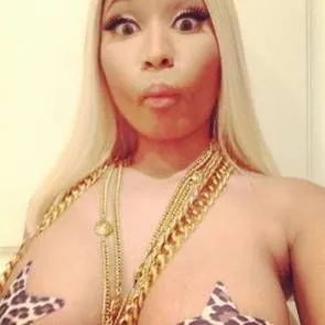 Nicki Minaj 누드와 그녀의 젖꼭지 위에 별