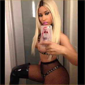 nicki minaj 거울 왼쪽 젖꼭지