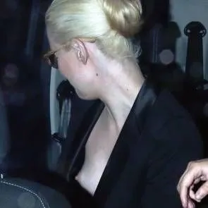 iggy Azalee schaut weg, während ihr Busen rutscht