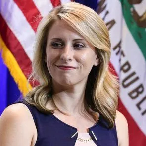 Katie Hill forró dekoltázs