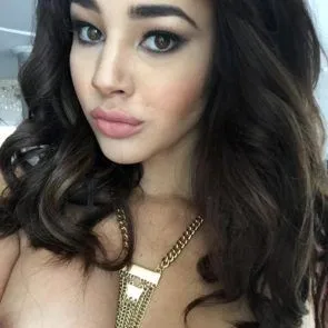 Courtnie Quinlan vazou seios nus