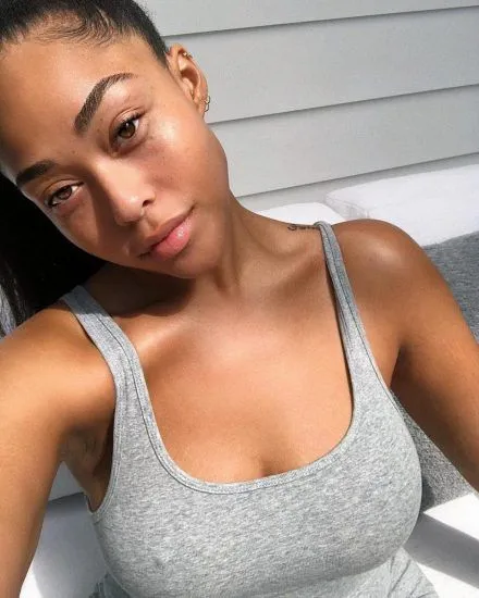 Σέξι θηλές της Τζορνίν Γουντς