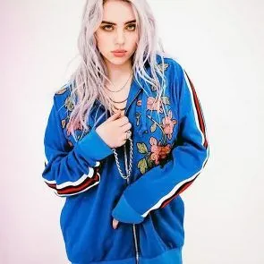 Биллие Еилисх врућа у плавој дуксерици