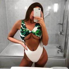 Zara McDermott nud sub picioare