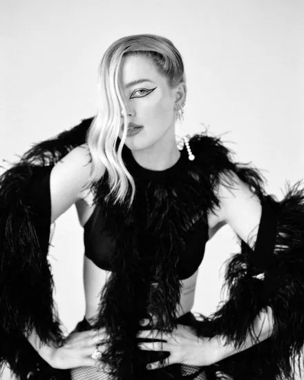 एम्बर हर्ड गर्म