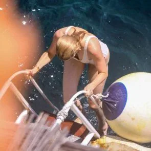 एम्बर हर्ड स्विमसूट में दरार