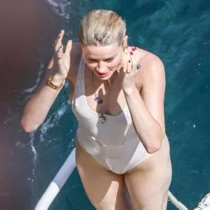 एम्बर हर्ड निप्पल पोकिंग