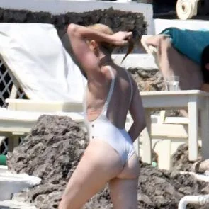 पीछे से अम्बर सुना