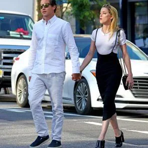 एम्बर हर्ड ने निपल्स को इंगित किया