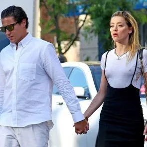 एम्बर हर्ड सेक्सी निपल्स