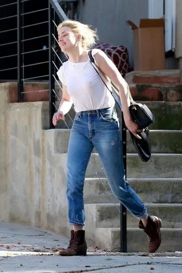 एम्बर हर्ड गर्म