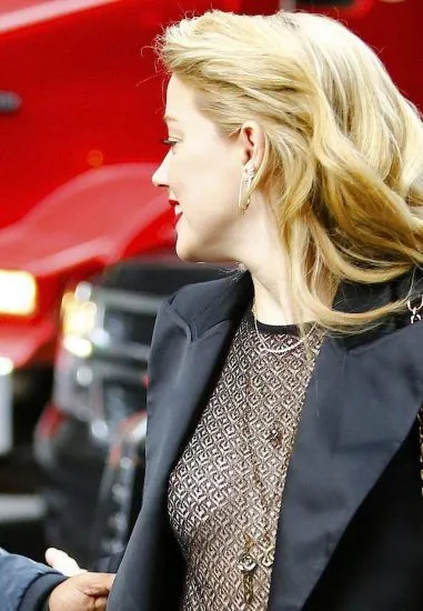 अम्बर हर्ड नीप स्लिप