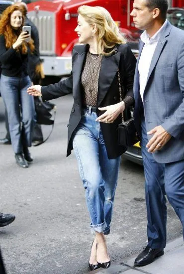 एम्बर हर्ड देख-देख कर