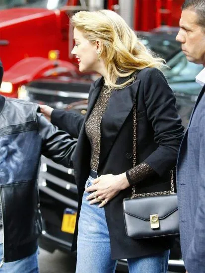 एम्बर हर्ड ब्लैक टॉप