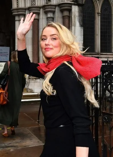 एम्बर हर्ड सेक्सी