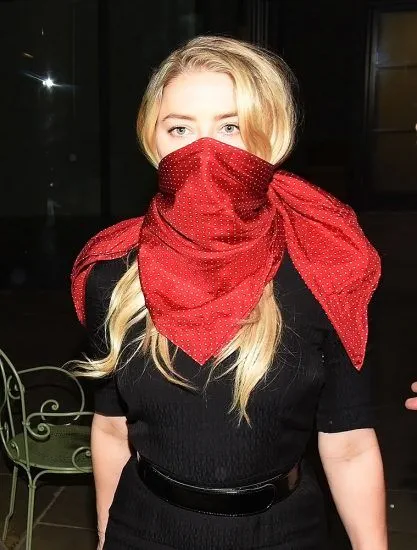 अम्बर सुना नग्न