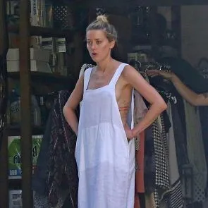 एम्बर हर्ड साइड स्तन