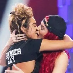 Justina Valentine και sommer ray λεσβιακό φιλί