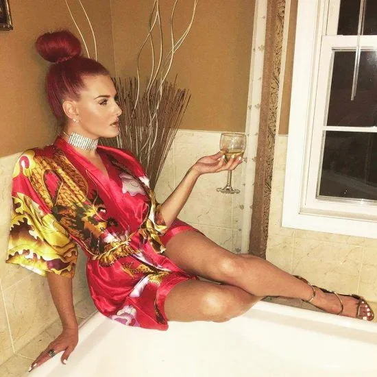 Η Justina Valentine στο κρεβάτι πριν από τη σεξ ταινία πορνό βίντεο