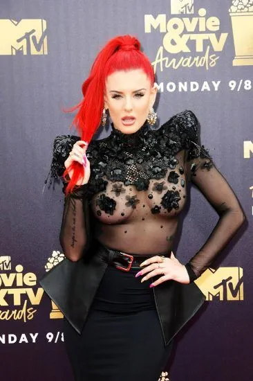 Η Justina Valentine μπαίνει στο βλέμμα μέσω