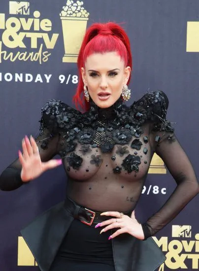 Η Justina Valentine βυθίζεται στο βλέμμα μέσω