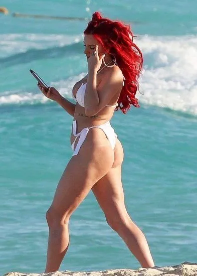 Justina Valentine hot pant στο μπικίνι