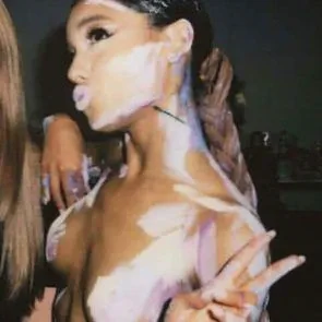 Ariana Grande nahé fotky s kat