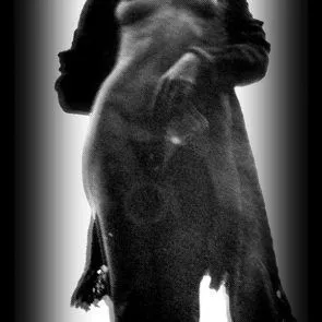 లీకైన ఫోటోపై మాగీ క్యూ నగ్న టిట్స్