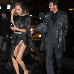 మాగీ క్యూ సెక్సీ అప్‌స్కర్ట్