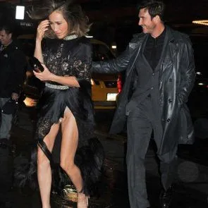 మాగీ క్యూ నగ్న అప్‌స్కర్ట్